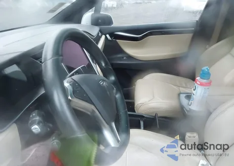 2016 Tesla Model X 60D/70D/75D/90D z USA, uszkodzony, nr VIN 5YJXCDE27GF028932